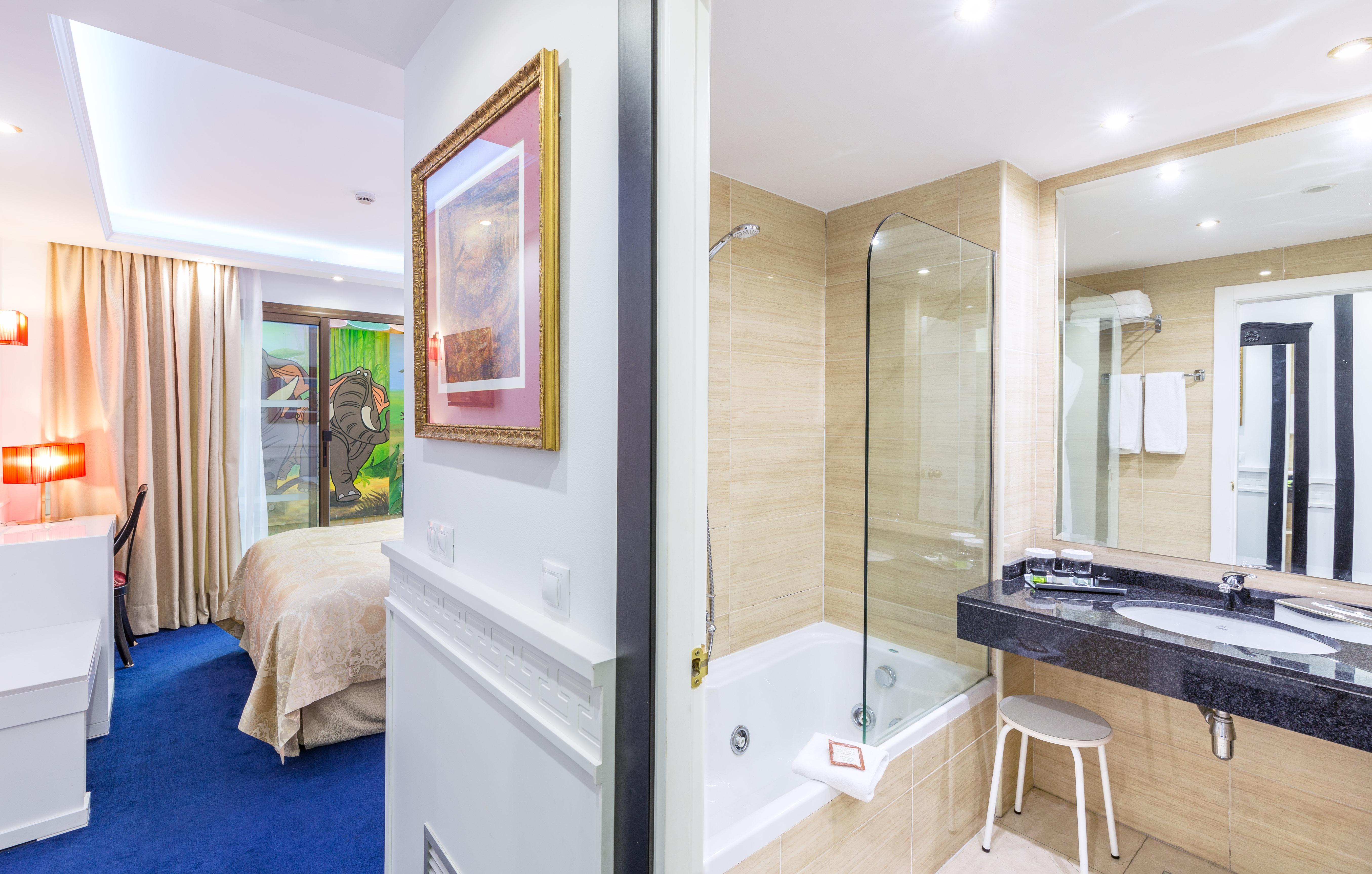 Hotel Princesa Parc Excellence Arinsal Exterior foto A bathroom in a hotel